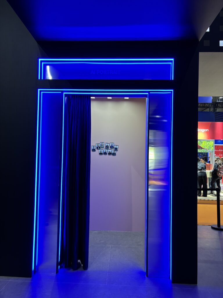 展会现场的AI肖像绘制区和记忆弹珠体验区
