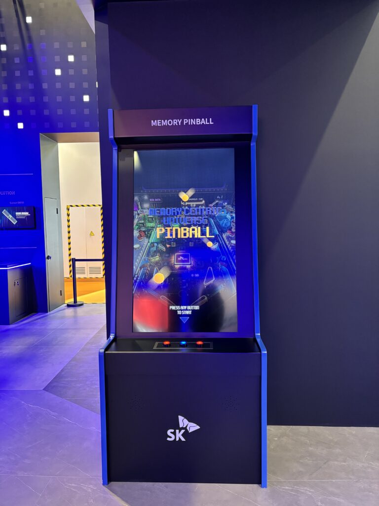 展会现场的AI肖像绘制区和记忆弹珠体验区