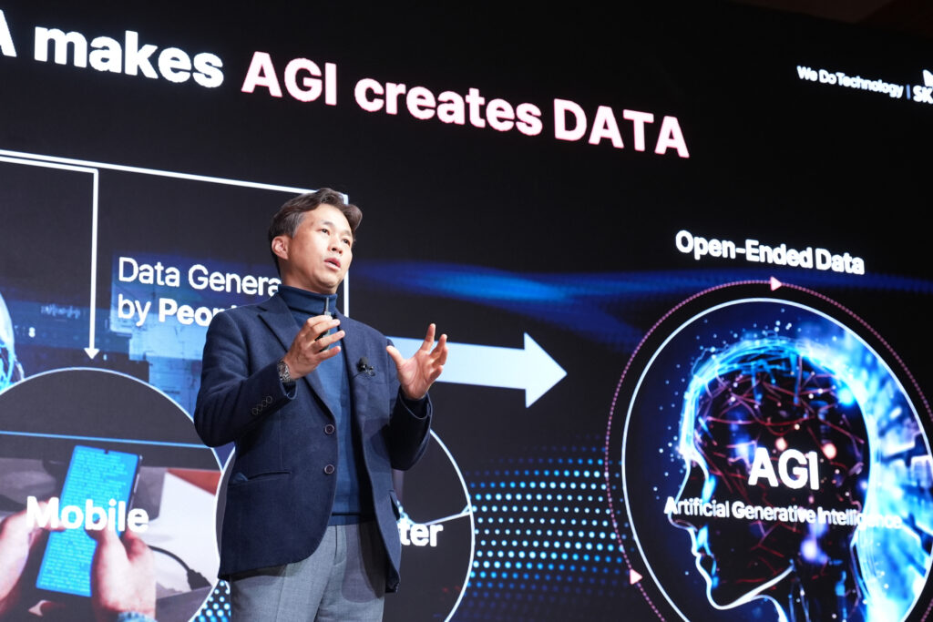 SK海力士社长兼CEO郭鲁正在CES 2024新闻发布会上进行演讲