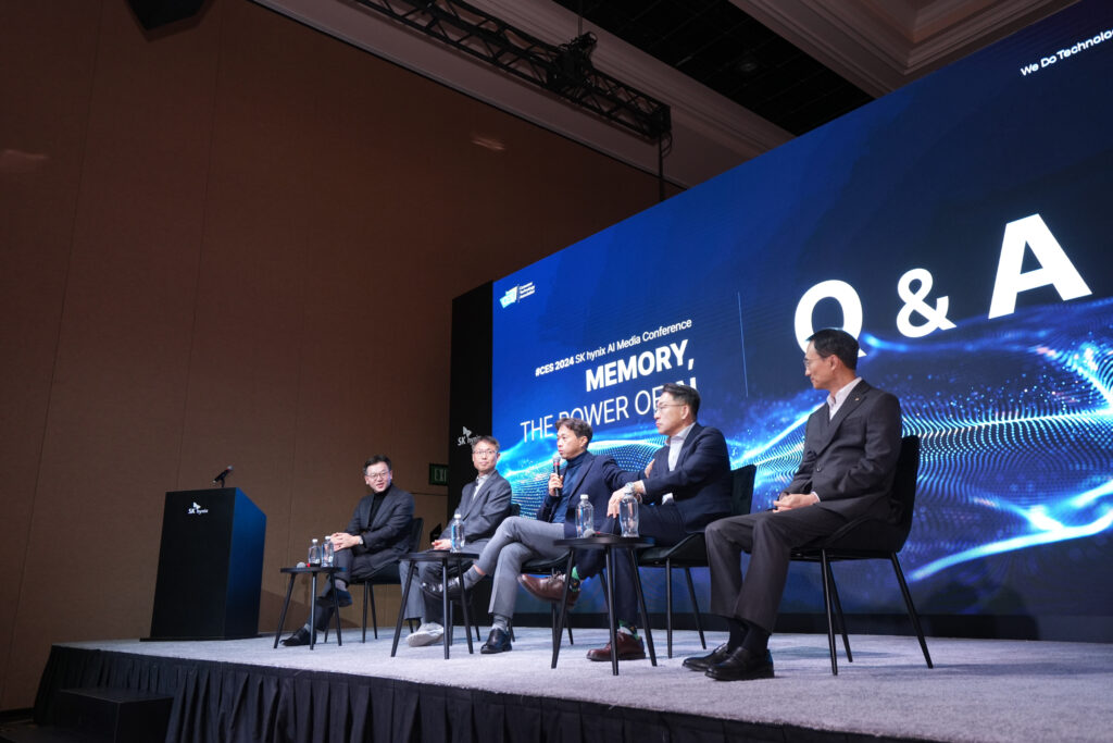 SK海力士社长兼CEO郭鲁正在CES 2024新闻发布会上进行演讲