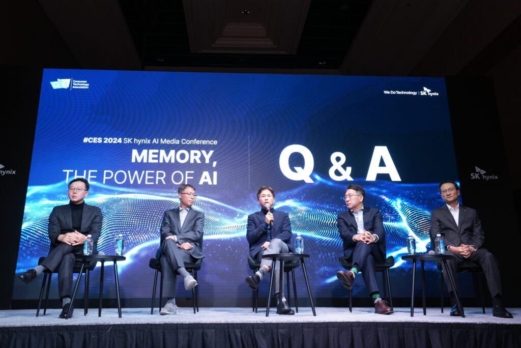 SK海力士社长兼CEO郭鲁正在CES 2024新闻发布会上进行演讲