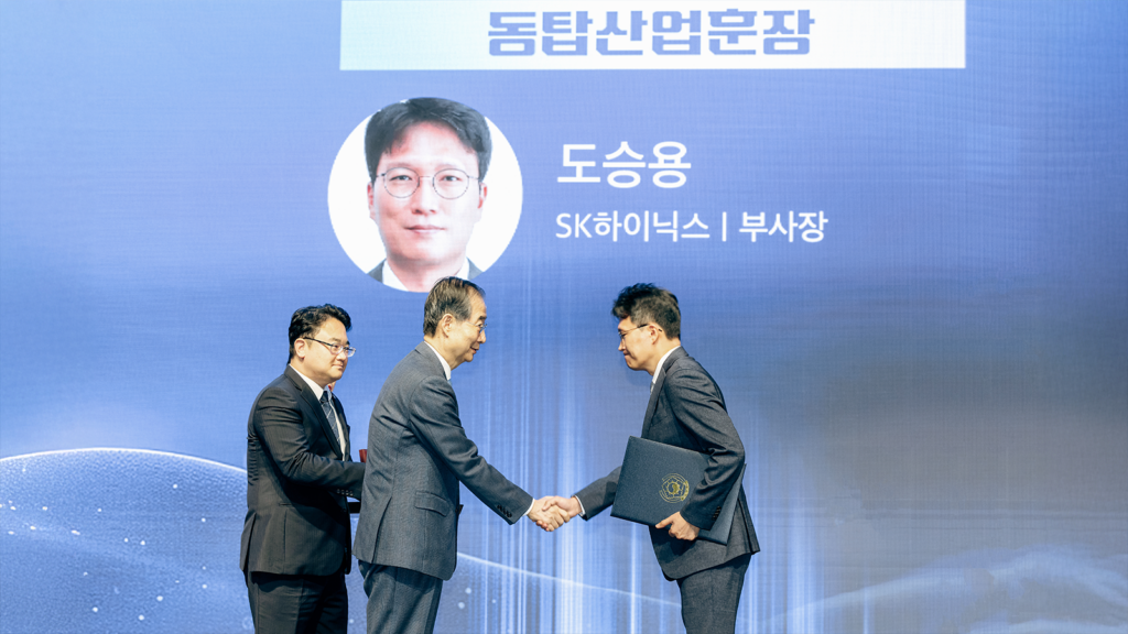 都承勇副社长(右)被代总统韩德洙(中)授予铜塔产业勋章