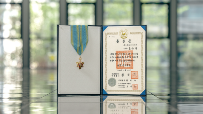 铜塔产业勋章奖牌及奖状